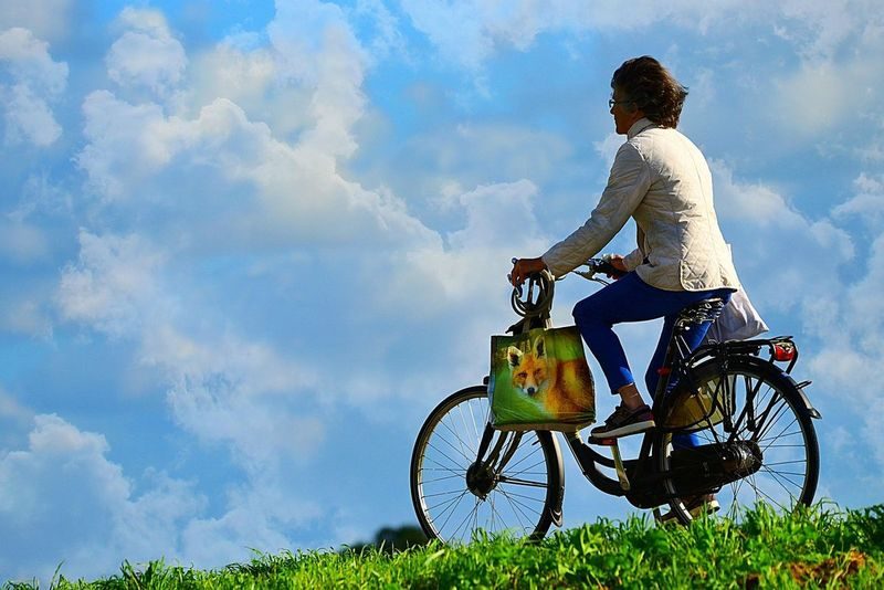 自転車で楽しく移動する女性