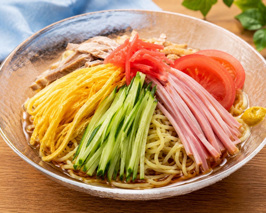 錦糸卵・きゅうり・ハム・トマトが彩りよく盛られた冷やし中華