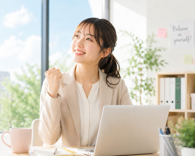 前向きに仕事に取り組む女性会社員