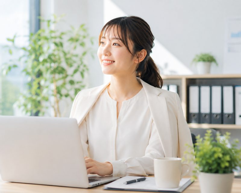 転職後に明るく笑顔で働く女性会社員