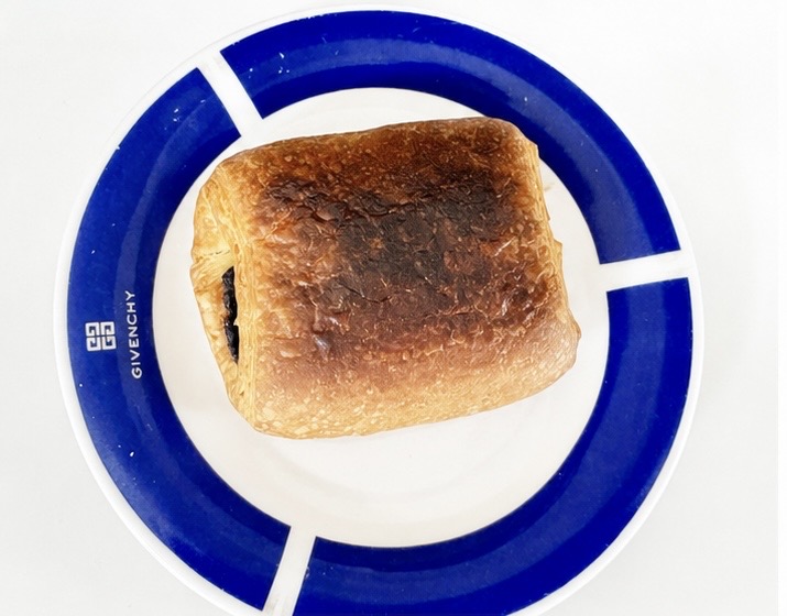 焼き上がった低糖質パン・オ・ショコラ
