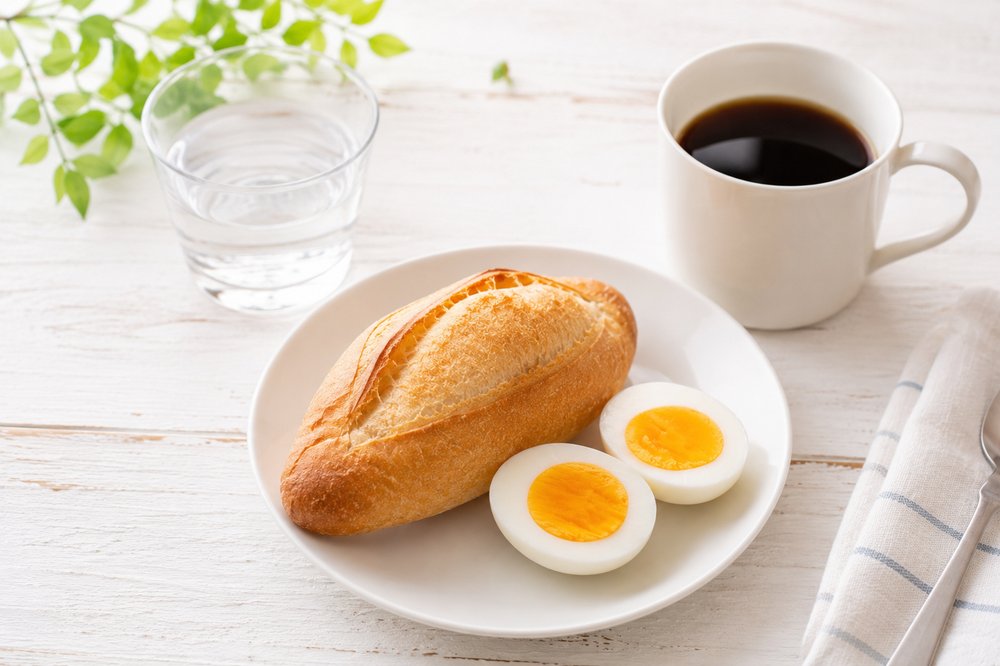 パン・ゆで卵・ブラックコーヒーの朝食