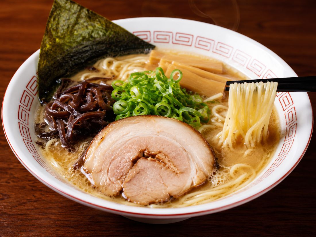 チャーシューとネギがのった豚骨ラーメン