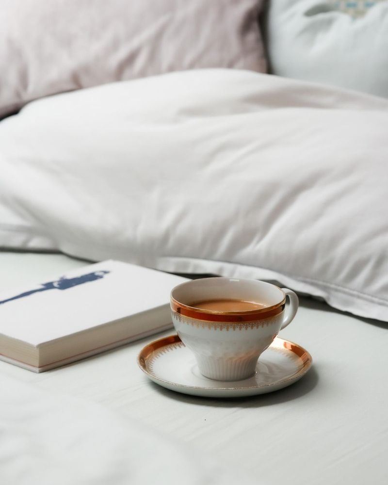 ベッドの上のお茶と本