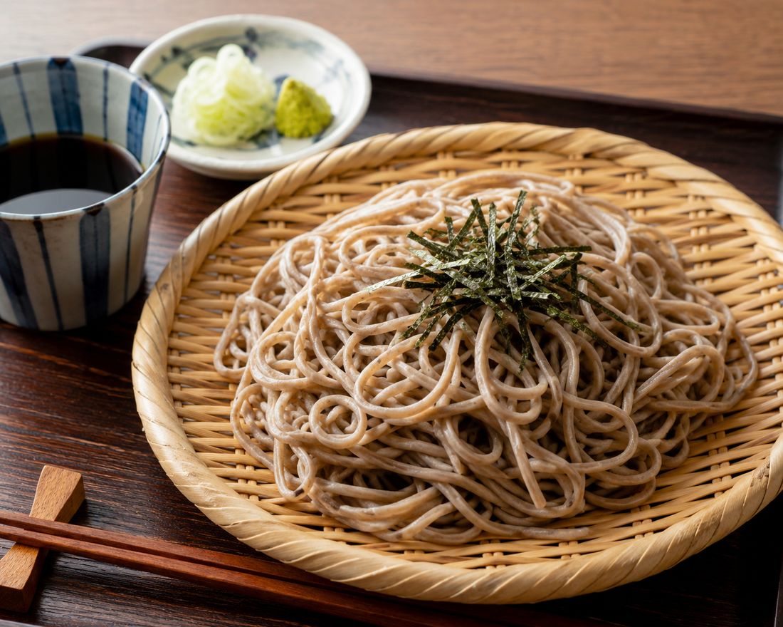 ざるに盛られた十割そばと薬味・そばつゆ