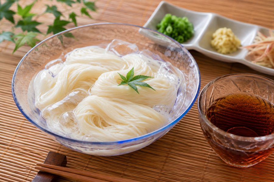 薬味とめんつゆを添えた夏のそうめん