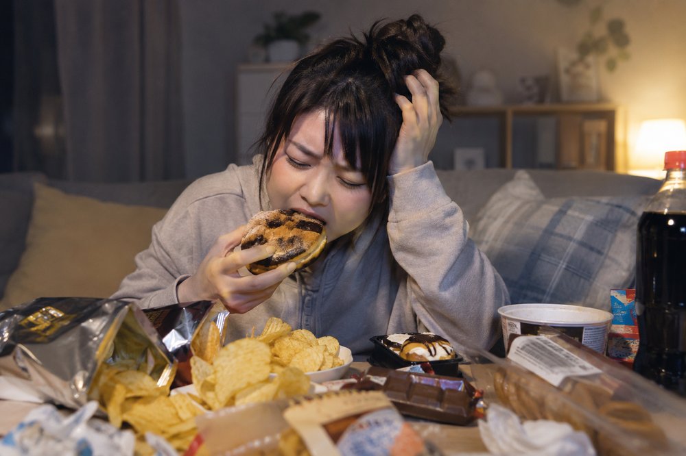 夜にストレスで爆食いする女性