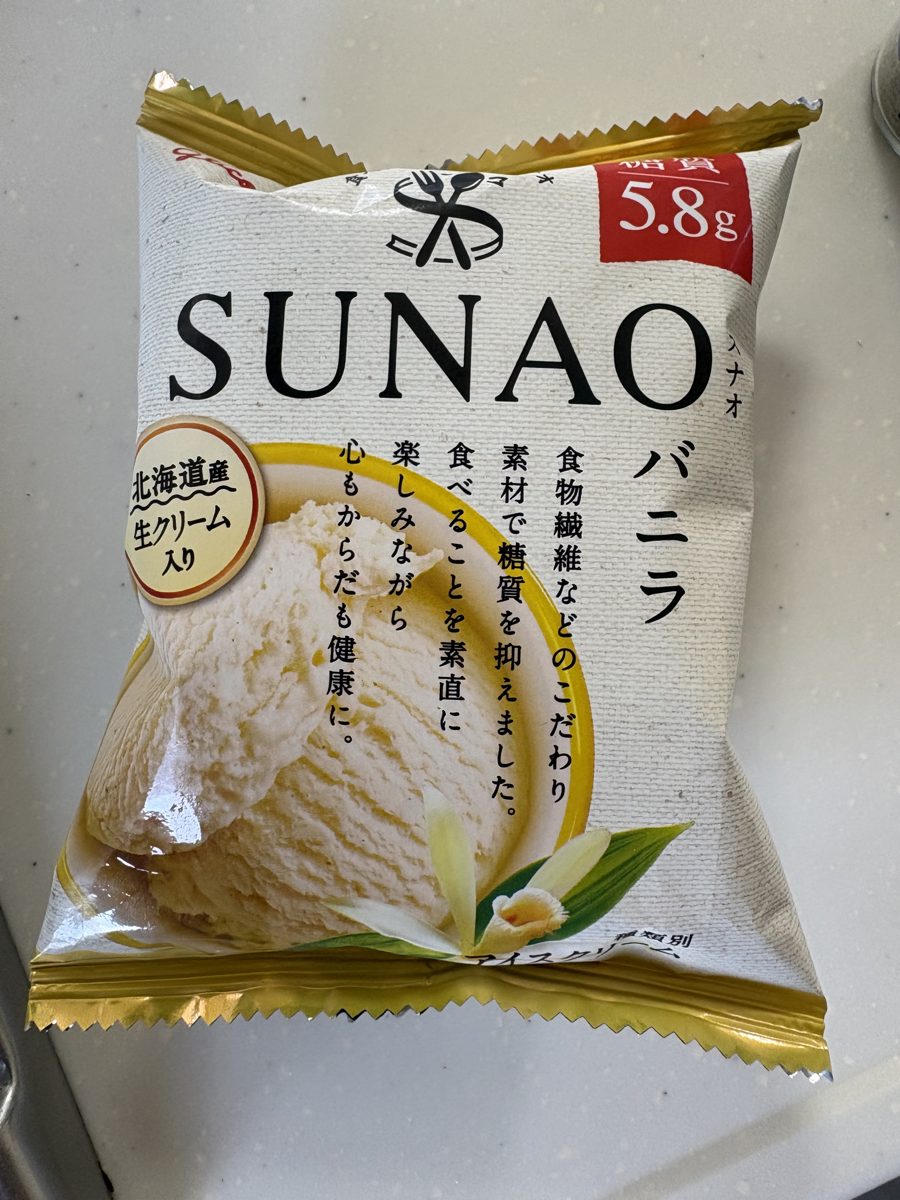 SUNAOバニラ。パッケージ正面に「糖質5.8g」「北海道産生クリーム入り」と大きく書かれています