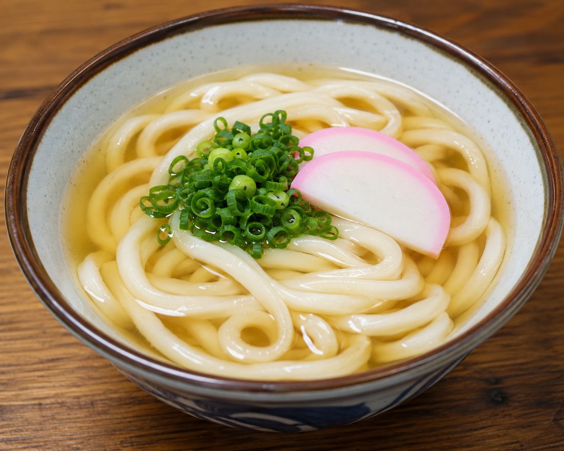 ネギとかまぼこをのせた温かいかけうどん