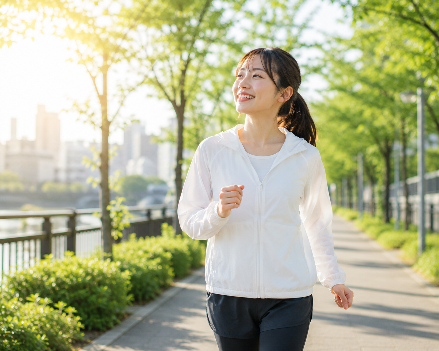 歩数を意識してウォーキングする女性