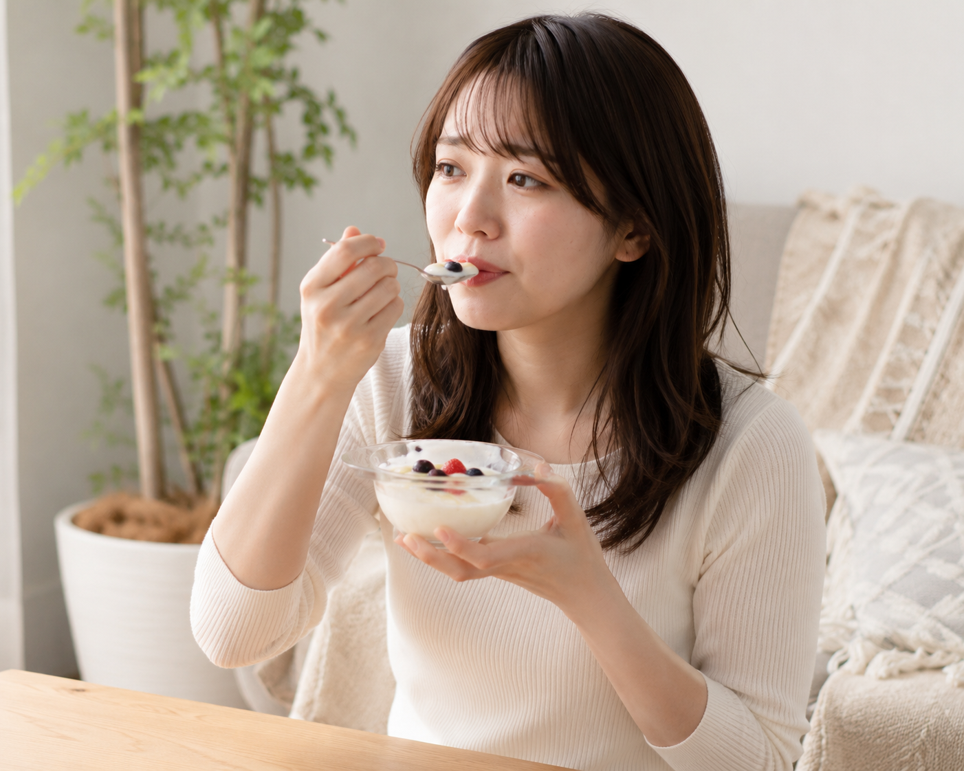 ギリシャヨーグルトを食べる女性